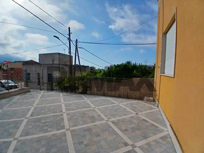 Casa con 6 locali in vendita in Via GPpe La Sala, Valderice