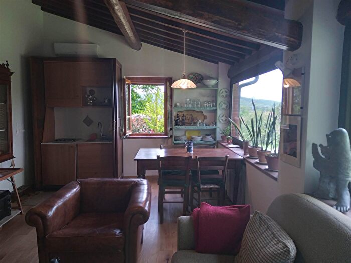 Casa con 9 locali in vendita in Bucine