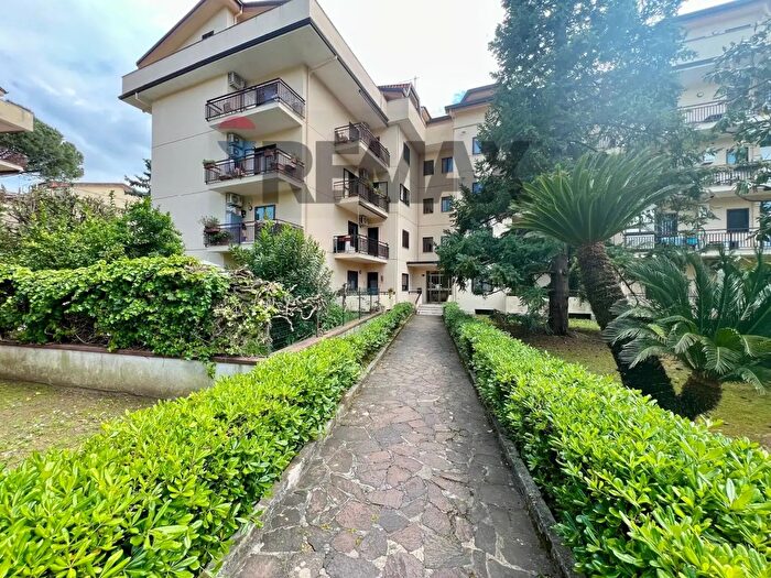 Appartamento con 7 locali in vendita in Via Santissimo Nome di Maria, Caserta