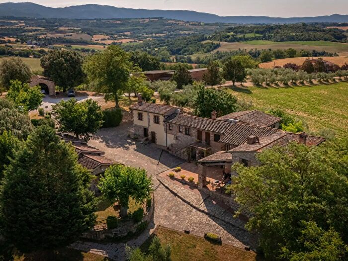 Casa con 20 locali in vendita in Todi