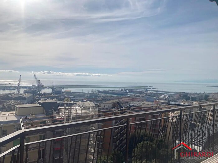 Appartamento con 6 locali in affitto in Via Samo, Genova