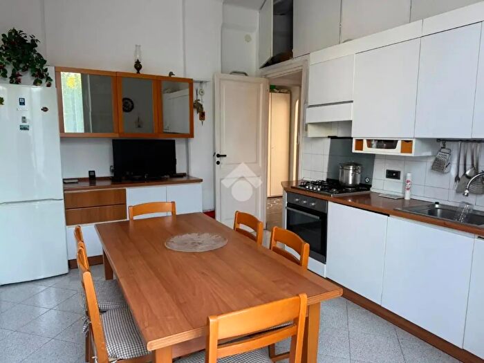 Appartamento quadrilocale in vendita in Via Merano, Genova