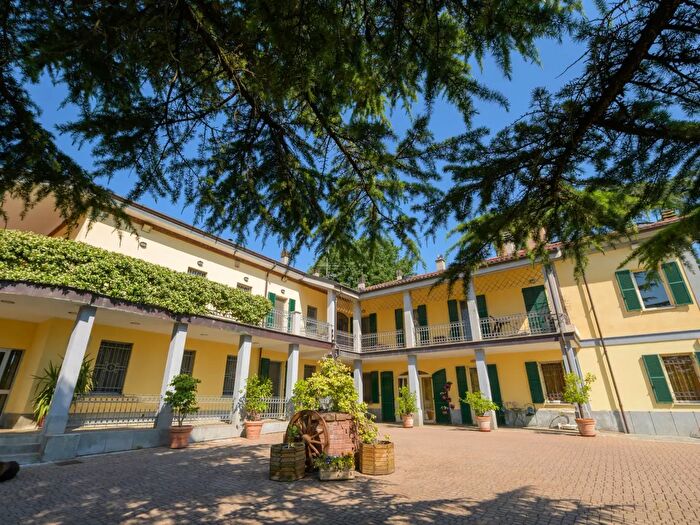 Casa con 12 locali in vendita in Strada Alessandria, Valenza