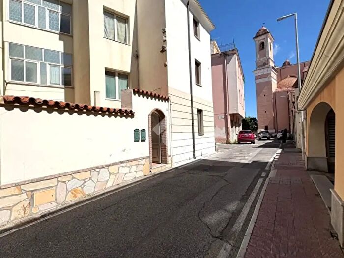 Appartamento con 6 locali in vendita in Via Leonardo Algon, Nuoro
