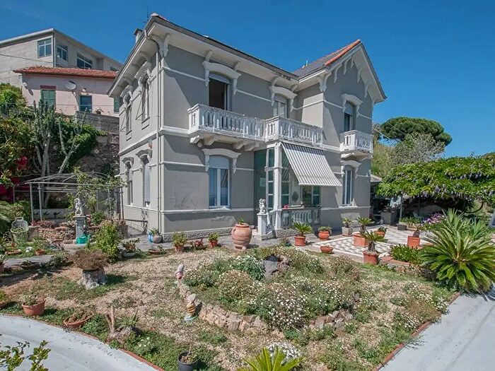 Casa con 9 locali in vendita in Via Fontanassa, Savona