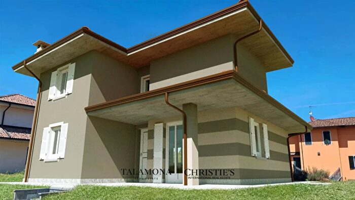 Casa con 13 locali in vendita in Nizza Monferrato