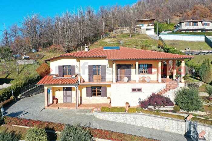 Casa con 8 locali in vendita in Località Botelletta Sn, Villa Collemandina