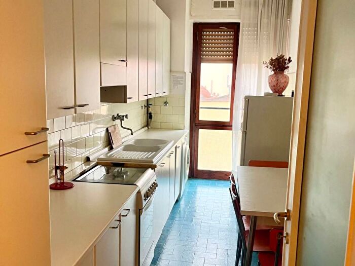 Appartamento trilocale in affitto in Via Lorenteggio, Giambellino, Milano