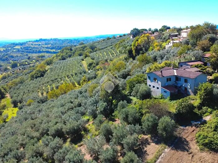 Casa con 6 locali in vendita in Vocabolo Santa Lucia, Torri In Sabina