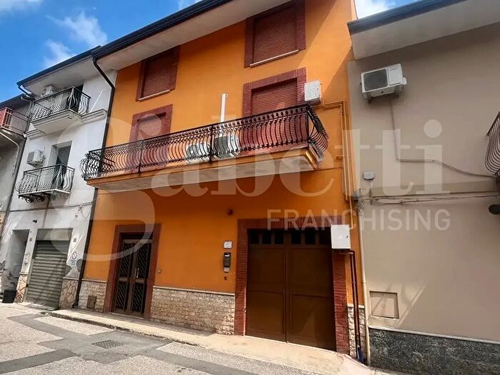 Casa con 11 locali in vendita in Via Cales, Calvi Risorta