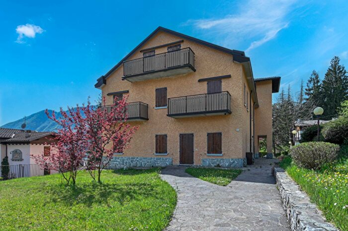 Appartamento trilocale in vendita in Corso Milano, Selvino