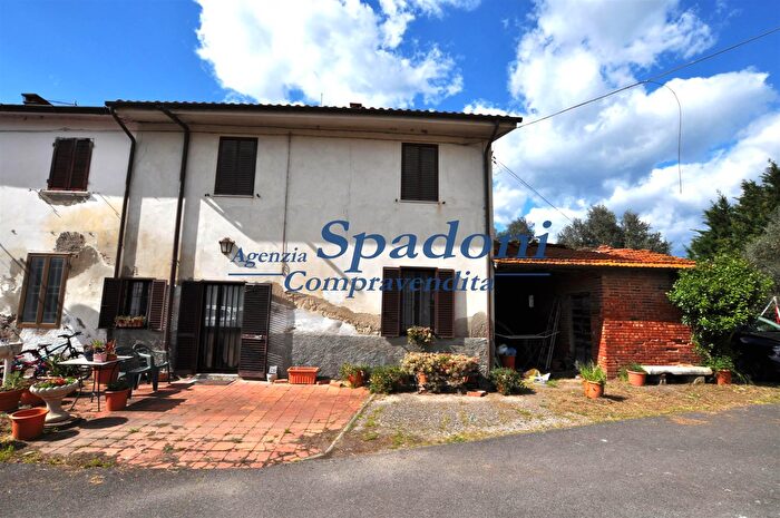 Casa con 12 locali in vendita in Pescia