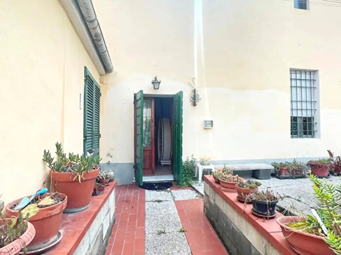 Casa con 10 locali in vendita in Vicopisano