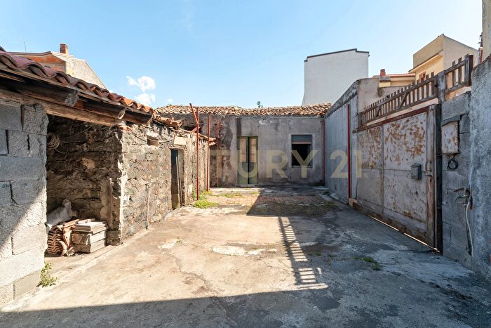 Casa trilocale in vendita in Via San Martino, Camporotondo Etneo