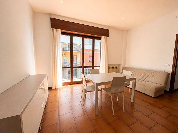 Appartamento trilocale in affitto in Via Cantarane, Veronetta, Verona