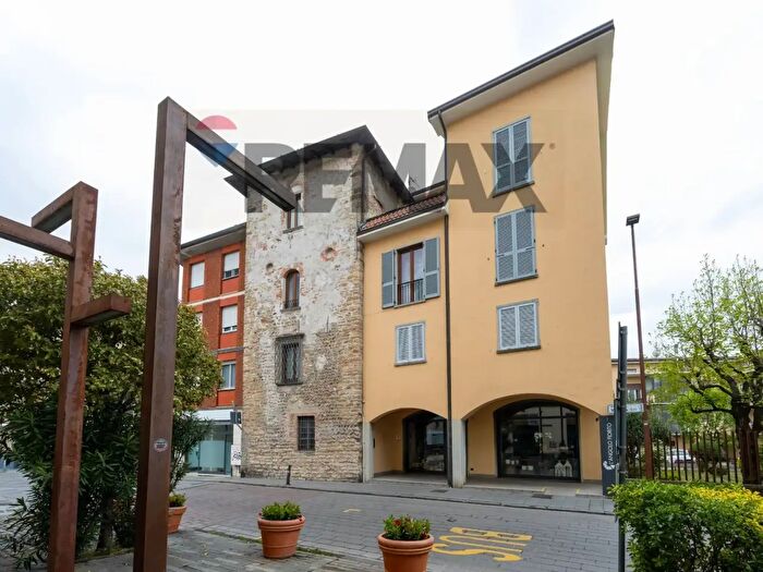 Appartamento con 5 locali in vendita in Largo Vittoria, Curno