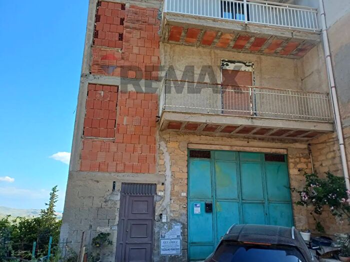 Appartamento con 8 locali in vendita in Via Montecitorio, Favara
