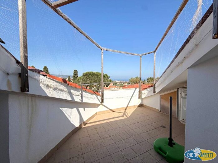 Appartamento trilocale in affitto in Viale Enrico Toti, Centro, Loano