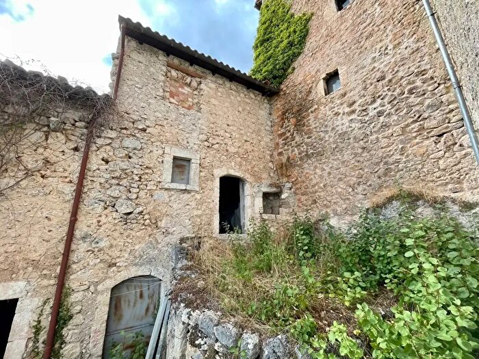 Casa trilocale in vendita in Località Roccacalascio Snc, Calascio