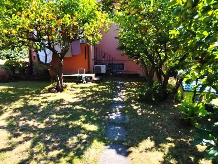 Casa con 7 locali in vendita in Massa