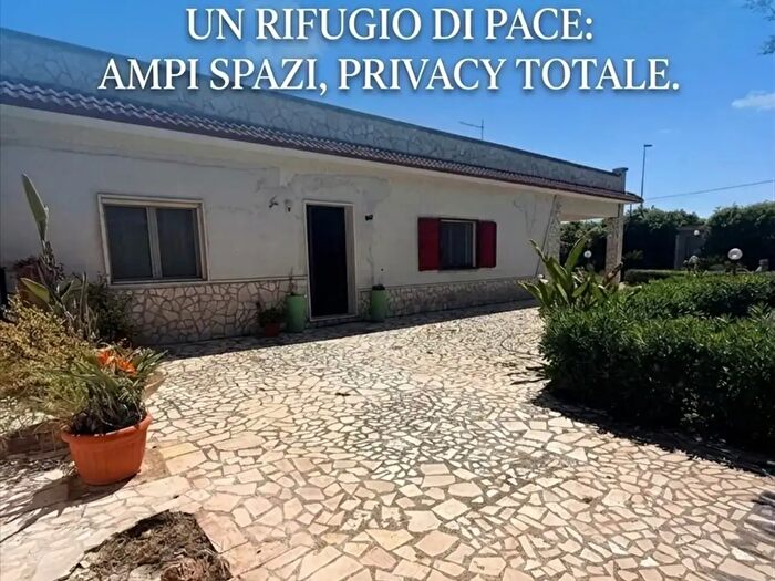 Casa quadrilocale in vendita in Via Canarini, Leporano
