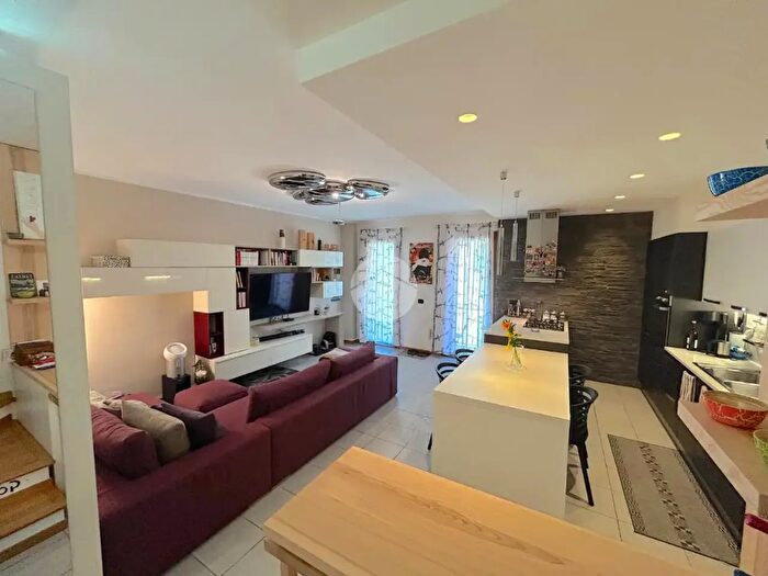 Appartamento quadrilocale in vendita in Via Bortolazzi, Castel DAzzano