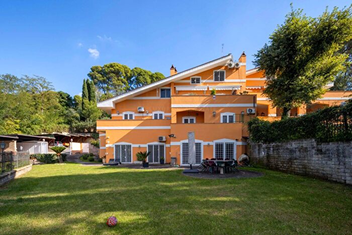 Appartamento con 5 locali in vendita in Via di Grottarossa, Roma