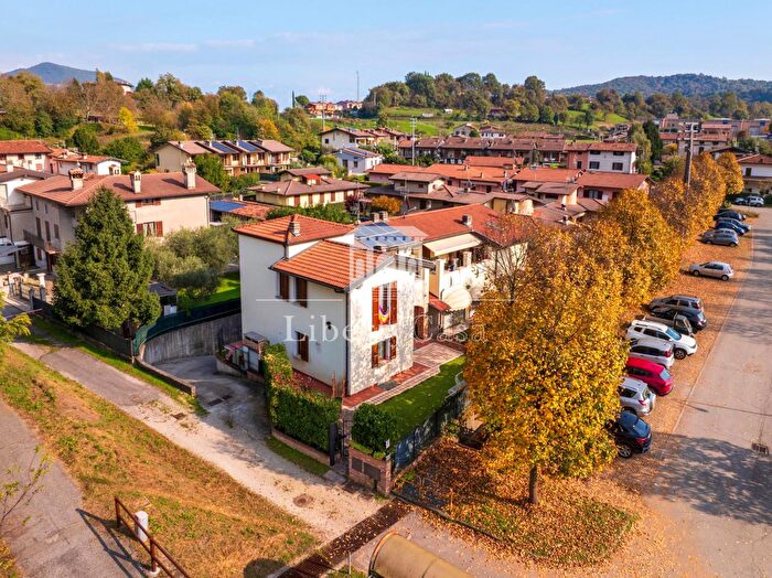 Casa con 5 locali in vendita in Via Rossini, Roe Volciano