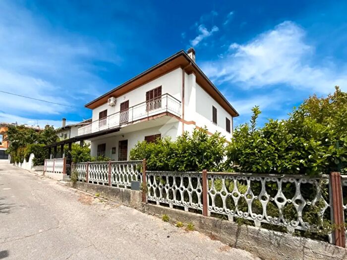 Casa con 7 locali in vendita in Via Alfonso della Valle, Cepagatti