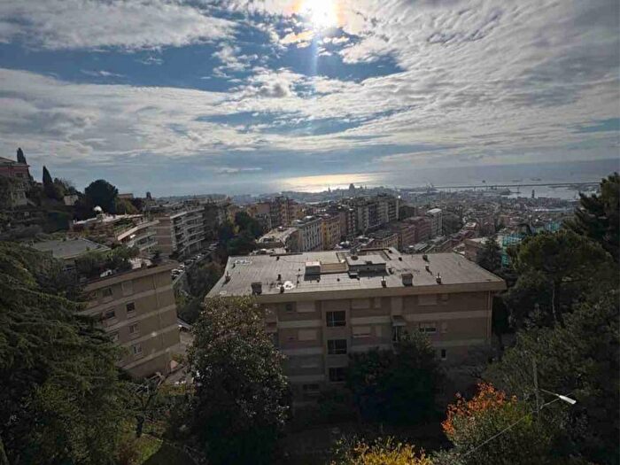 Appartamento trilocale in affitto in Via Piaggio, Castelletto, Genova