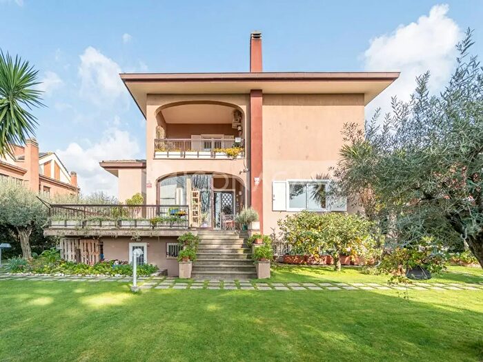 Casa con 10 locali in vendita in Via Divino Amore SNC, Marino