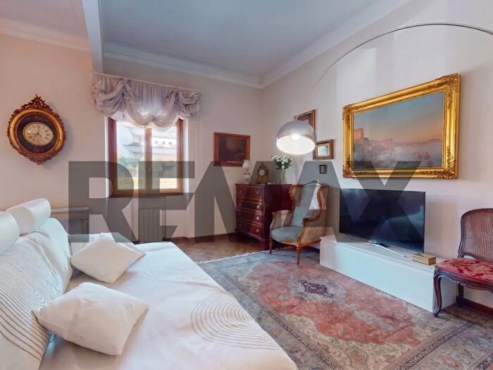 Appartamento con 8 locali in vendita in Via Oreste De Gaspari, Genova
