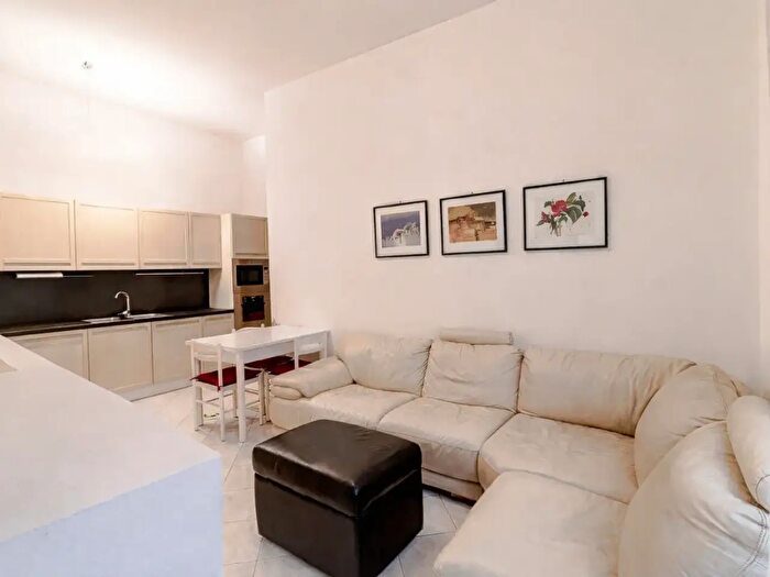 Appartamento trilocale in vendita in Via Guelfa, Bologna