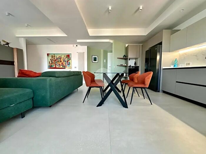 Appartamento quadrilocale in vendita in Via Terracina, Napoli