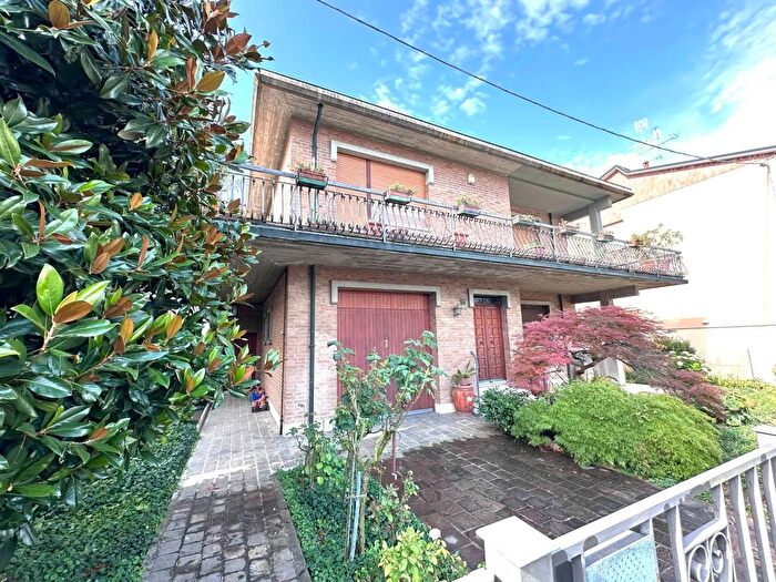 Casa con 8 locali in vendita in Zona Borgo Nuovo Ospedale Ravenna, Ravenna