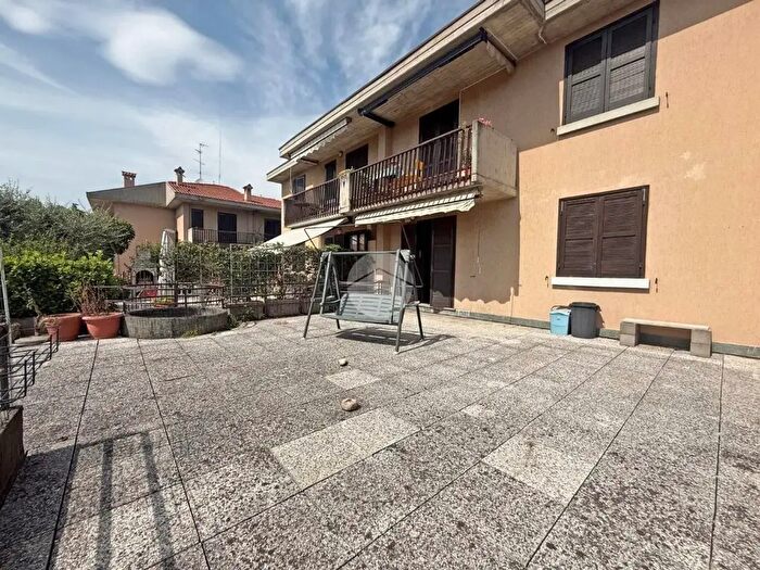 Appartamento trilocale in affitto in Via Dante Alighieri, Triuggio
