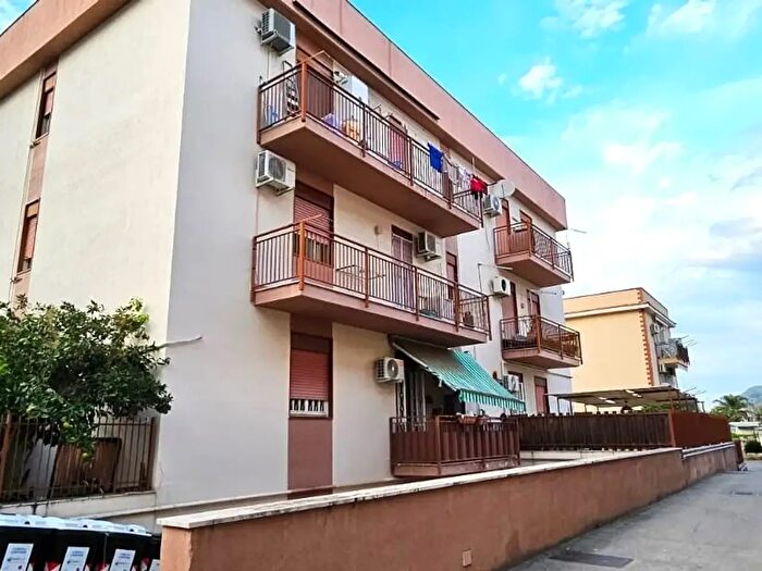 Appartamento trilocale in vendita in Via Cruillas, Palermo