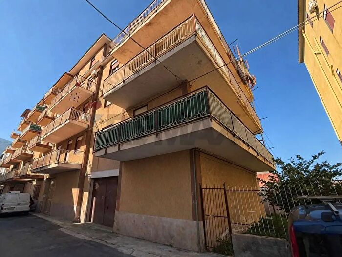 Appartamento con 20 locali in vendita in Via Giuseppe Giusti, Carini