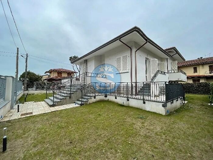 Casa con 7 locali in affitto in Pietrasanta