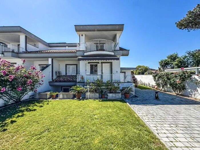 Casa con 5 locali in vendita in Via Lauregno, Roma