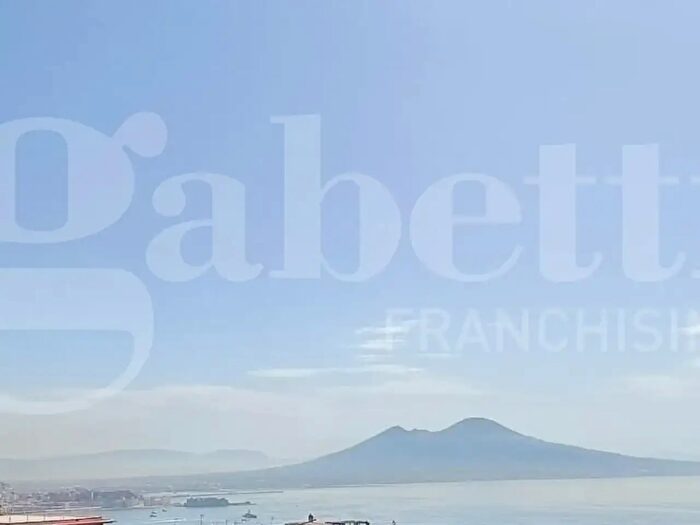 Appartamento con 5 locali in vendita in Via Francesco Petrarca, Napoli