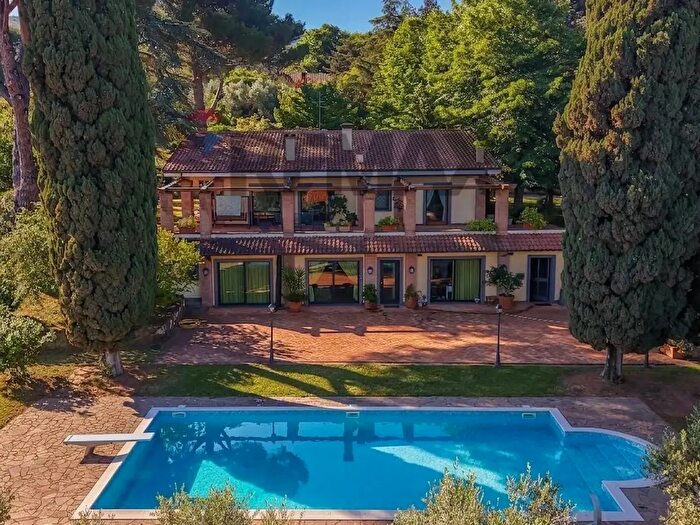 Casa con 12 locali in vendita in Via Frascati Colonna, Frascati