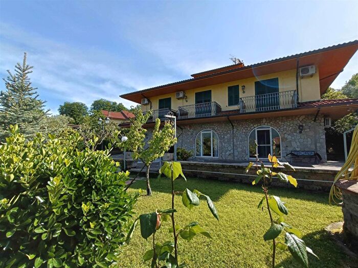 Casa con 6 locali in vendita in Zona Picarelli, Avellino