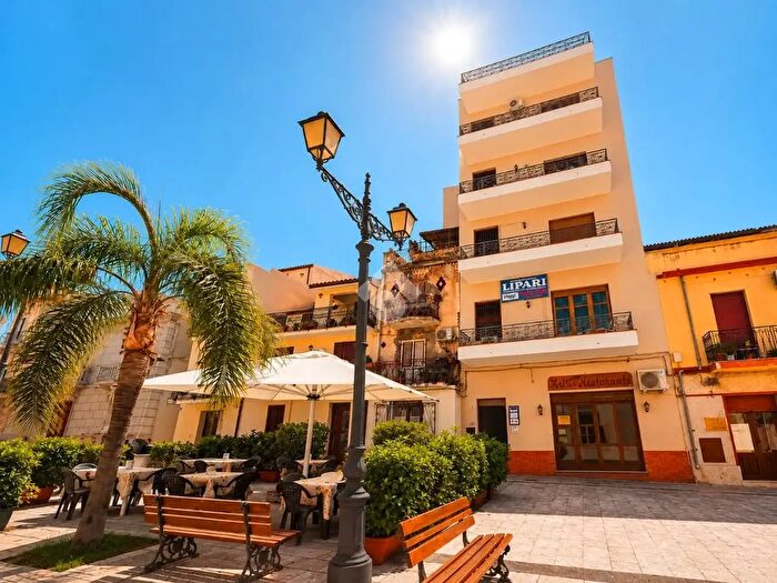 Appartamento trilocale in vendita in Piazza Milite Ignoto, Santa Lucia Del Mela