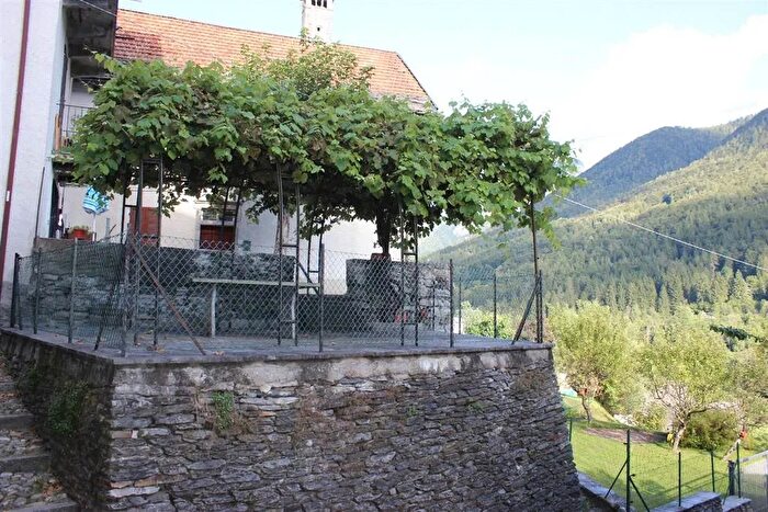 Appartamento con 8 locali in vendita in Re, Re