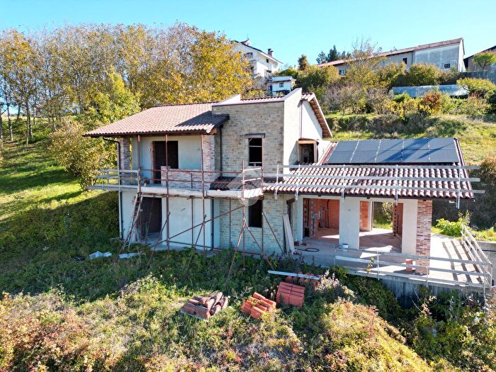 Casa con 5 locali in vendita in Via Maggiorino Vigolungo, Benevello