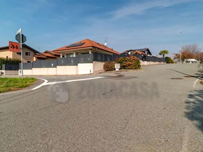 Casa con 6 locali in vendita in Via Monte Bianco, Pombia