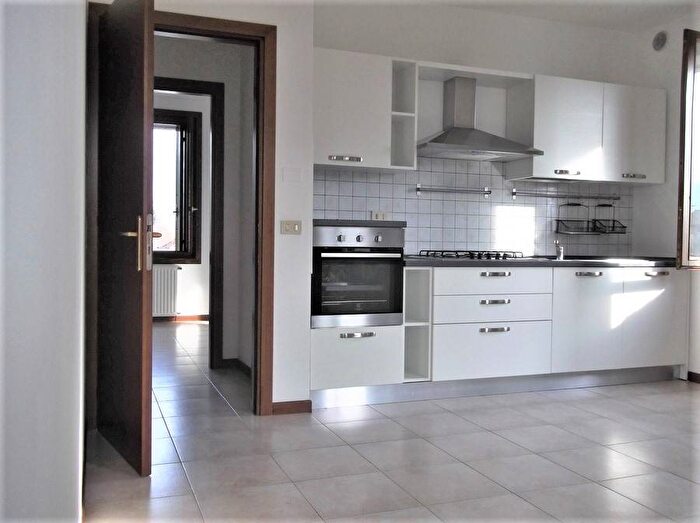 Appartamento con 5 locali in affitto in Via Claudio Monteverdi, Centro, Schio