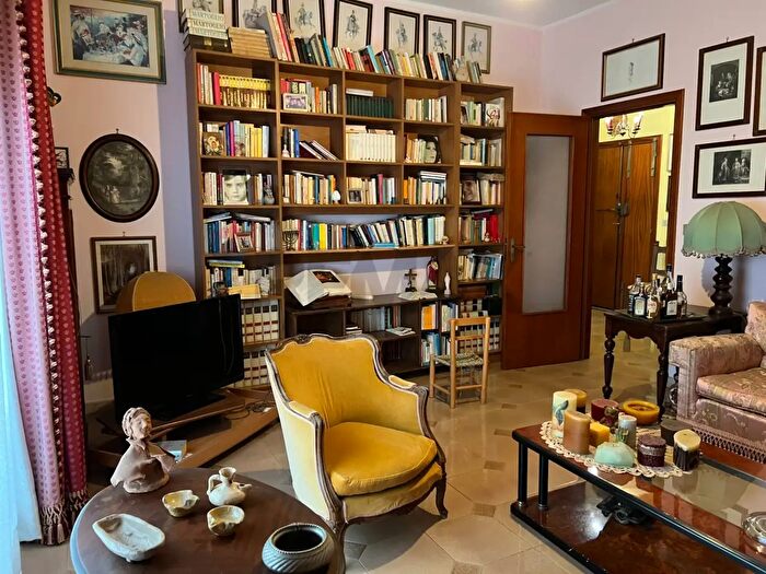 Appartamento con 5 locali in vendita in Via Serao Matilde, Belpasso