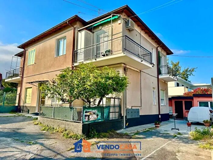 Appartamento trilocale in vendita in Via Novembre, Loano